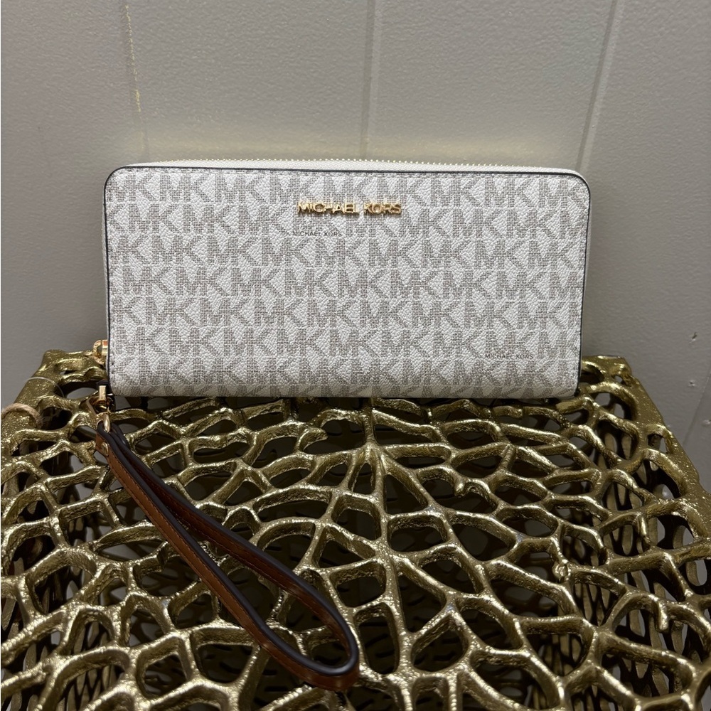 Michael Kors White Wristlet Wallet